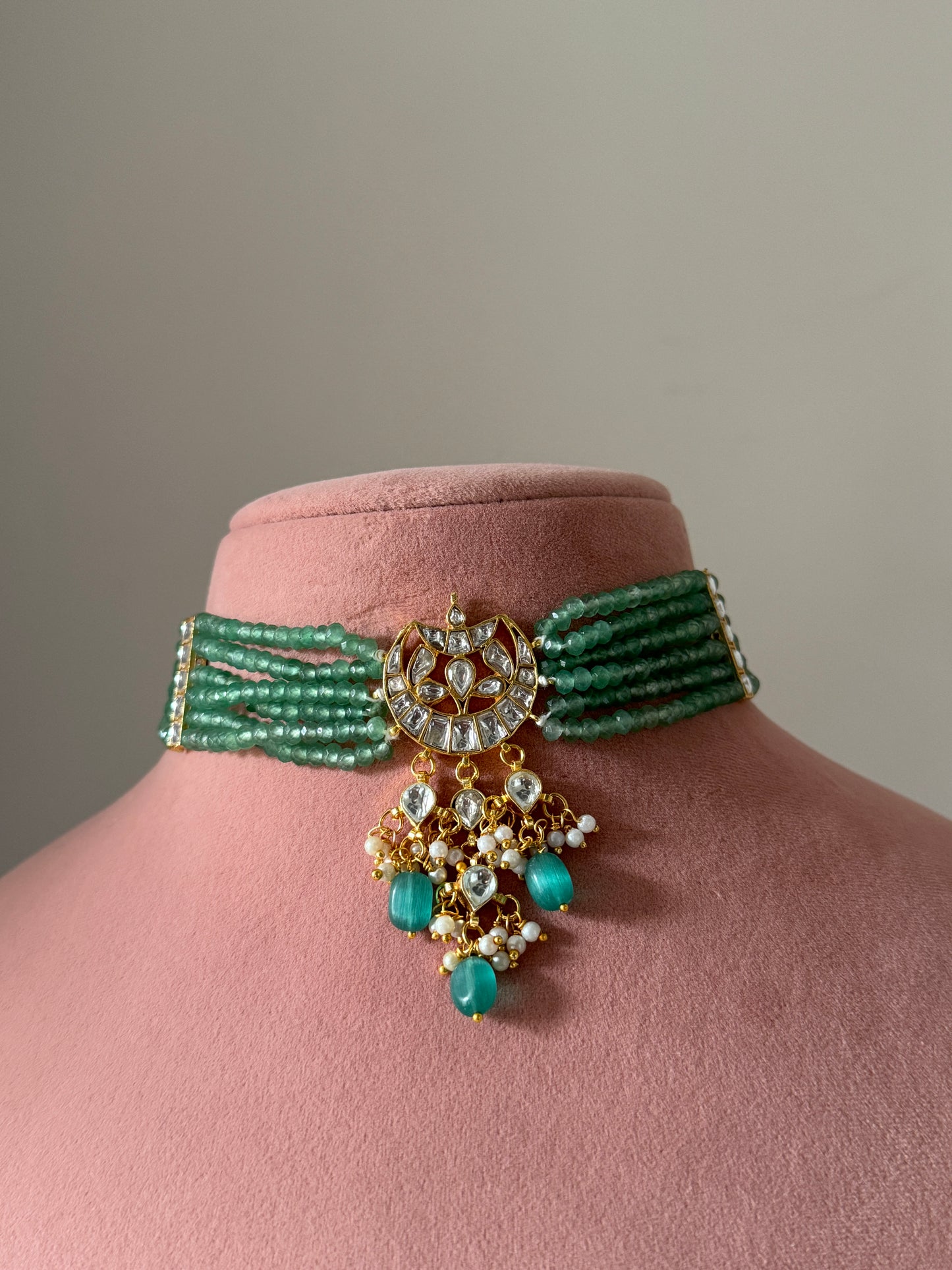 Avinya Choker Set
