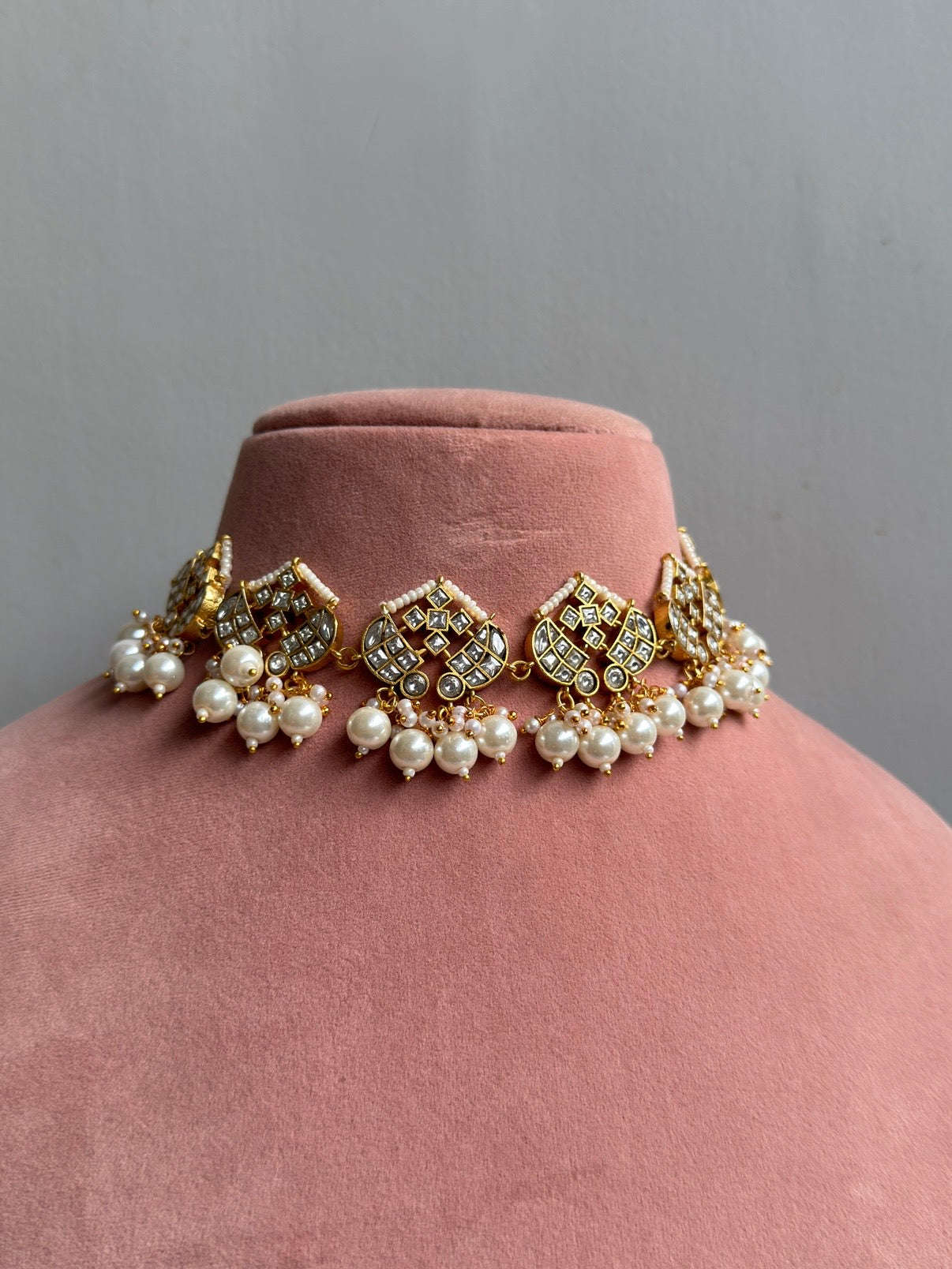 Ruhaniyat Choker